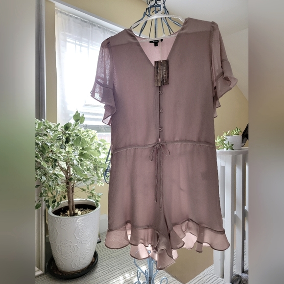 A blousy jumpsuit fully lined (except sleeves). - Picture 1 of 5